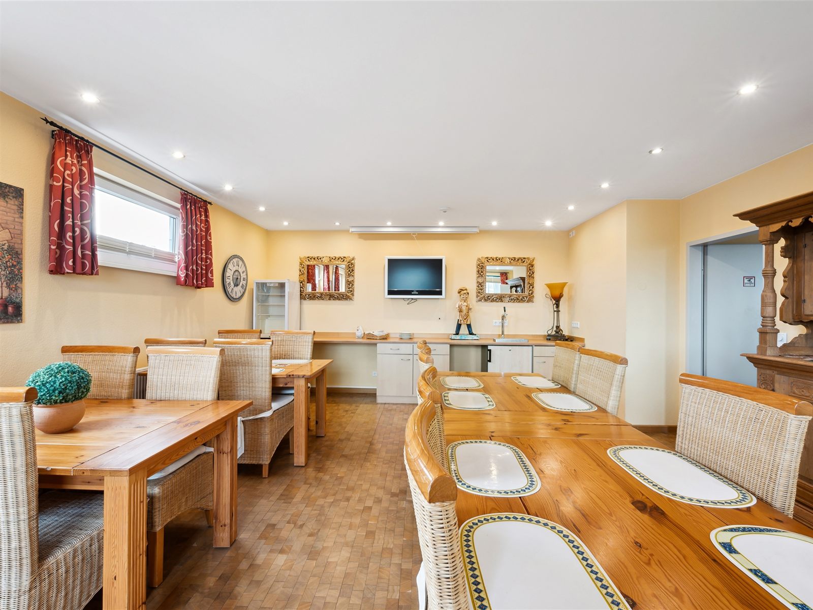 Lounge with tables and TV at the 7o'Clock Hotel