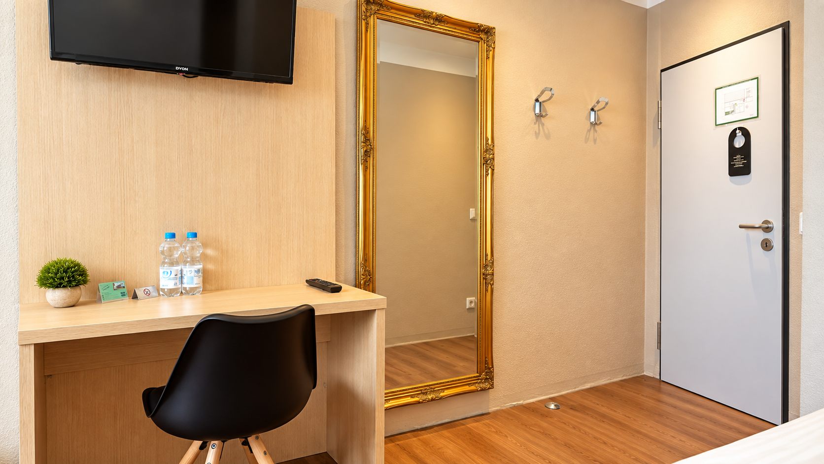 Room with desk and workspace at the 7o'Clock Hotel Laatzen