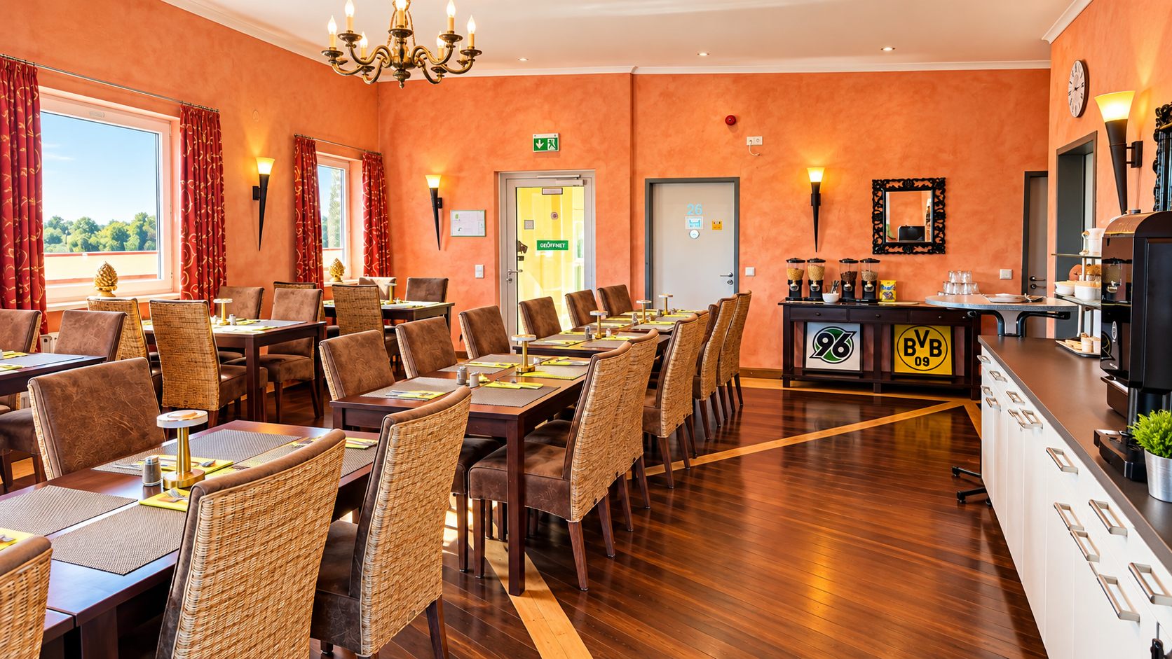 Frühstücksraum mit großen Fenstern im 7o'Clock Hotel Laatzen