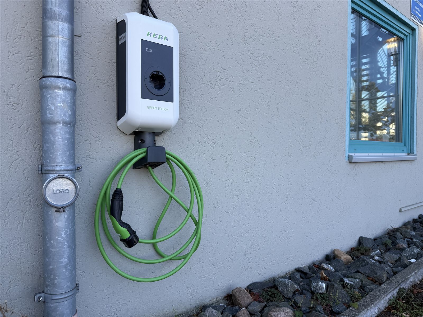 Keba 11 kW wallbox with green Type 2 charging cable at the hotel in Laatzen